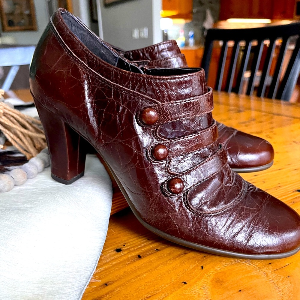Aerosoles like new zip booties 8.5.